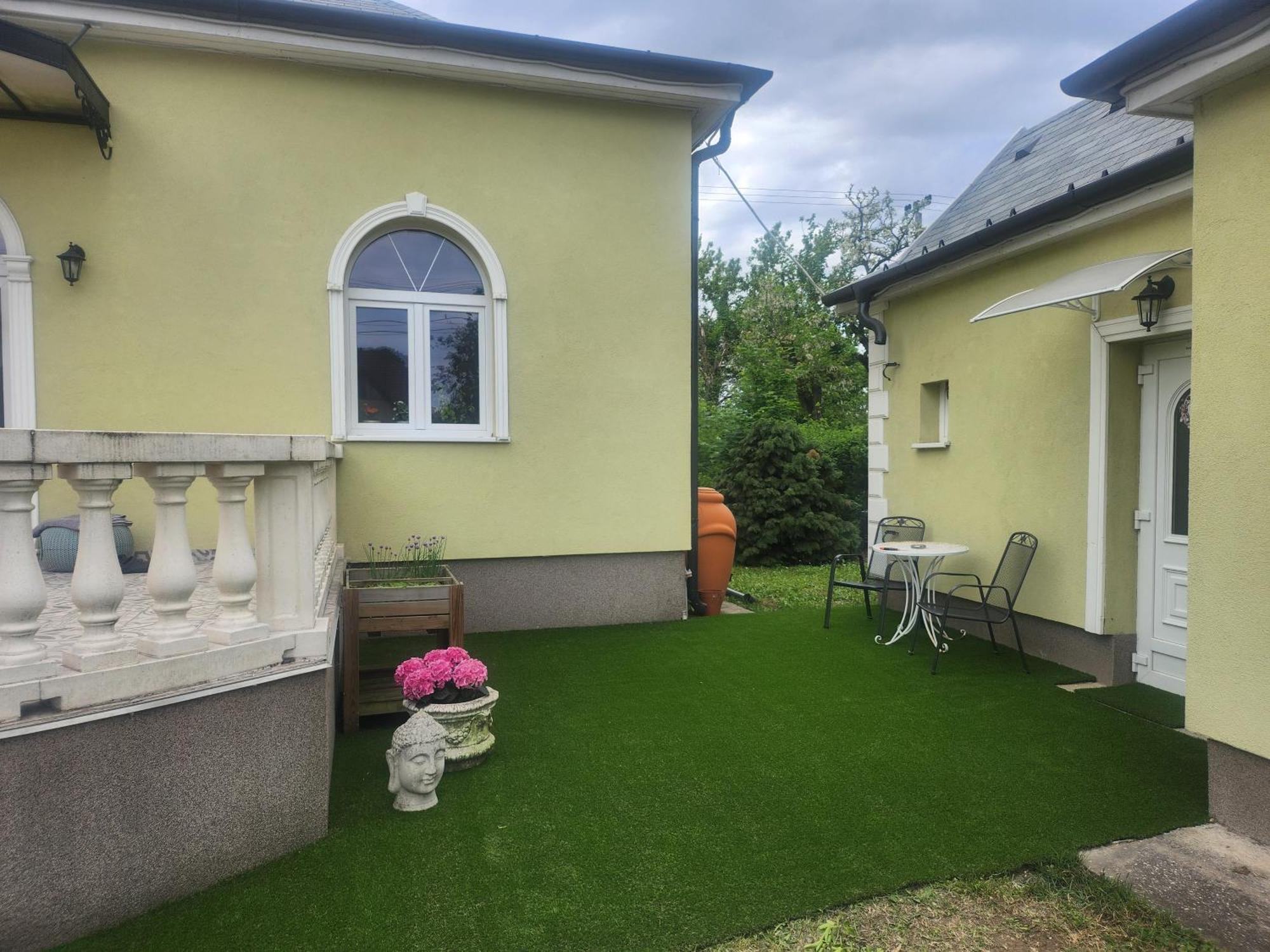 Small House In Green Area Budapešť Exteriér fotografie